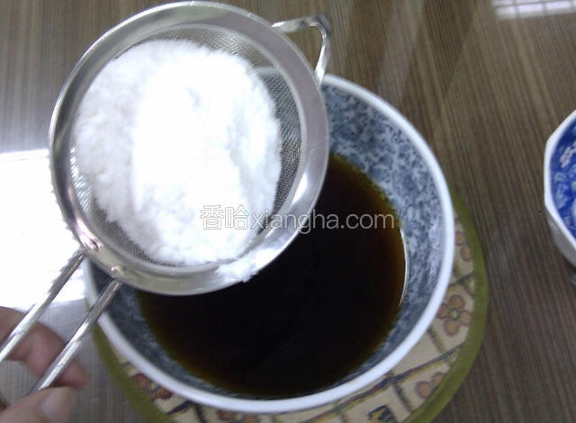 然后把吉利丁粉加入剩下的仙草汁中