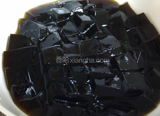 第二天可以切开后直接加入剩下的三分之一仙草汁一起食用