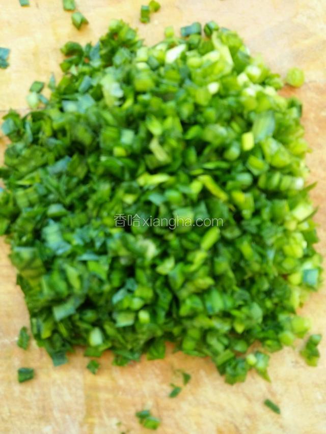 韭菜用刀切成碎沫