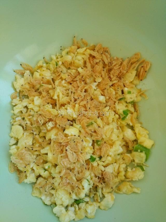 鸡蛋里加入虾皮