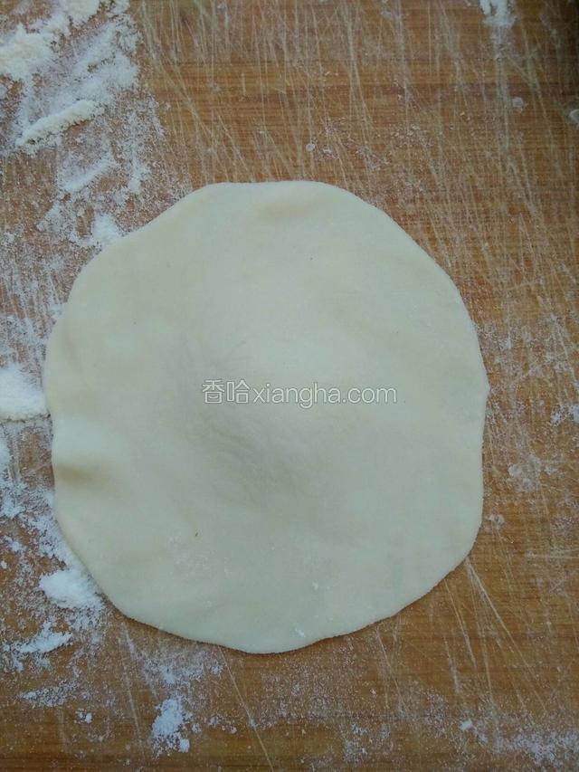 擀成中间厚周围薄的饺子皮