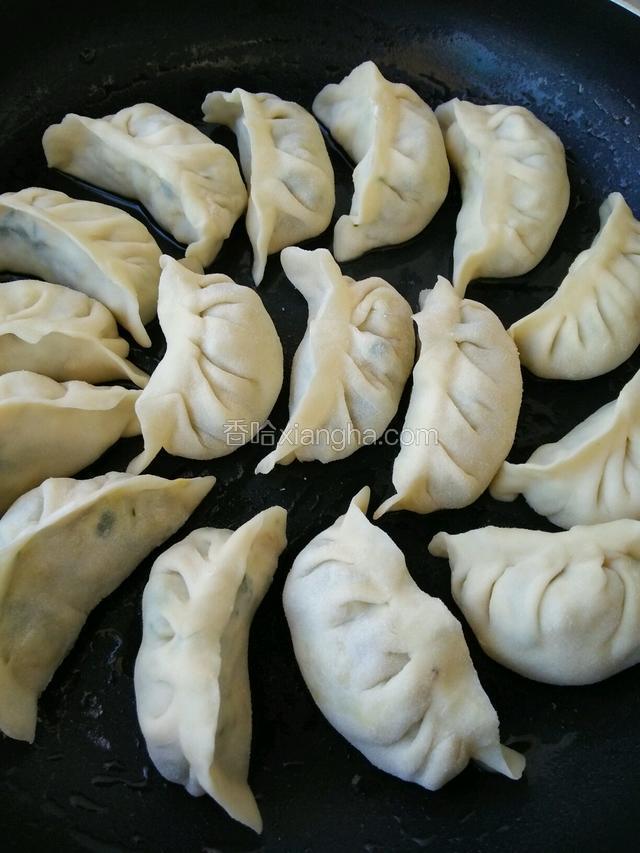 摆好饺子。