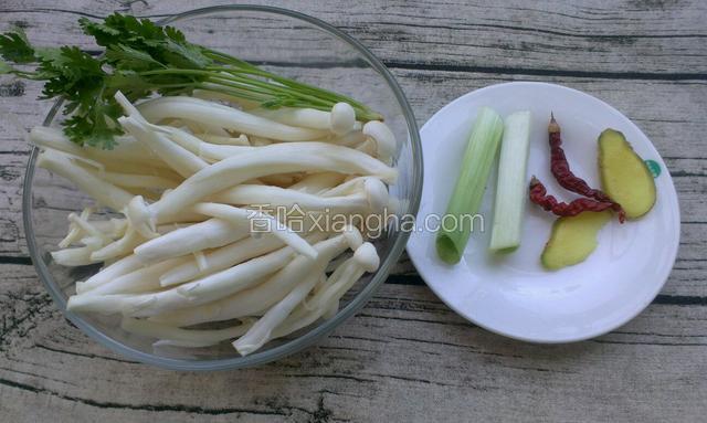 海鲜菇去掉根部洗净，葱姜切片