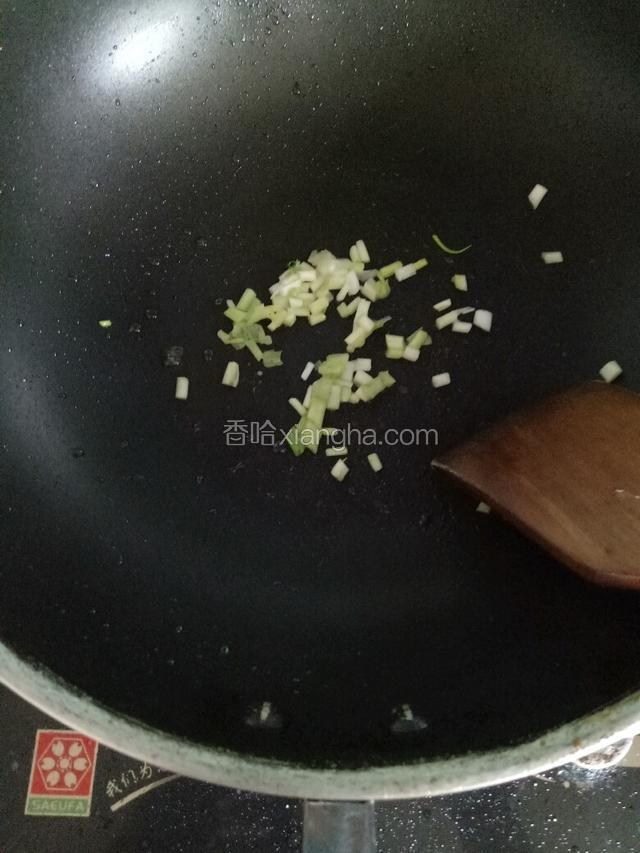 锅中留有余油，下葱白煸炒。