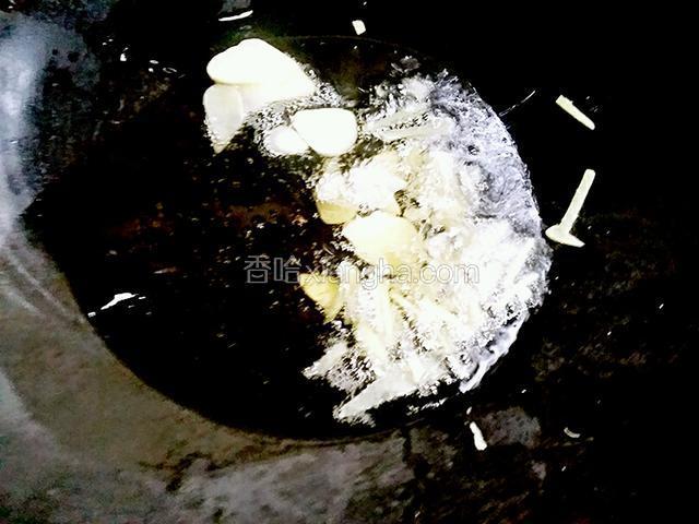 锅洗净上炉，加色拉油十克，把姜蒜下锅，小火把姜蒜煸香，出香味时改成大火