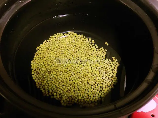绿豆反复洗净放入煲汤锅中加入适量的清水大火烧开转中小火熬40分钟左右