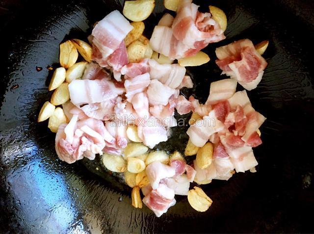 倒入五花肉翻炒一下