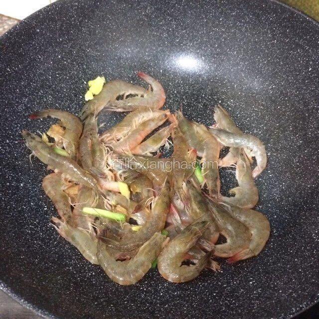 下入已清洗干净基围虾，加适量的料酒。