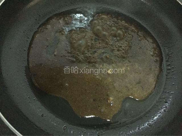 平底锅煎好猪排剩下的底油倒入黑椒酱，加入少许清水烧至浓稠即可