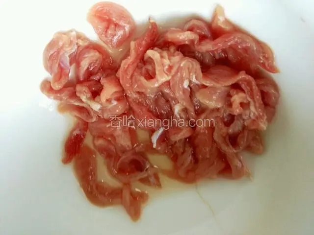 肉切丝提前放盐和黄酒腌制十五分钟，这样可以使肉丝更嫩