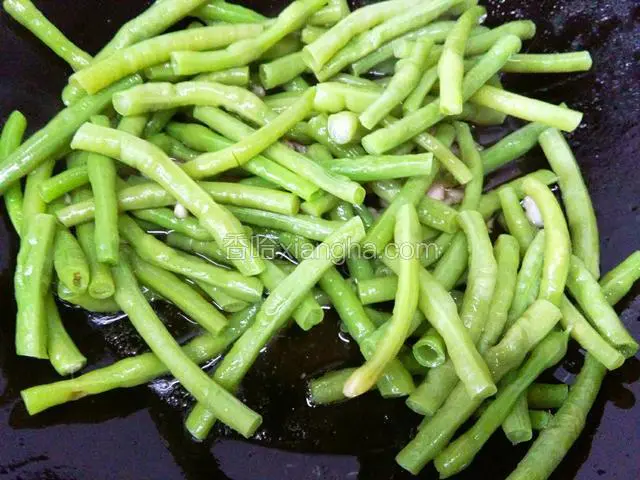 接着把焯熟的长豆放进去一同翻炒