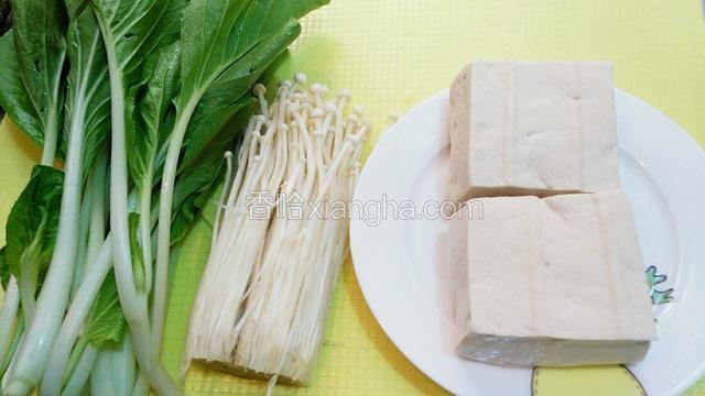 准备食材：小白菜一把，嫩豆腐两小块，金针菇一小撮