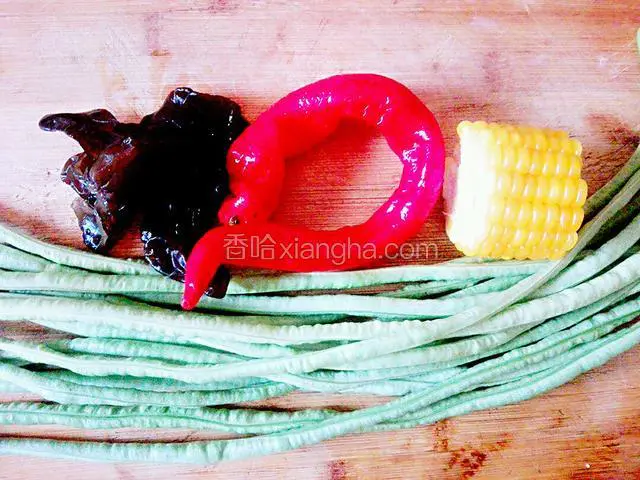 准备好食材：长豆角，黑木耳，玉米，红椒。