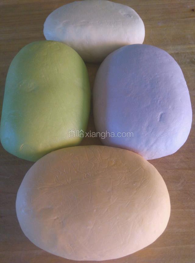 菠菜，紫甘蓝，胡萝卜打汁，分别活成各种面团…稍硬一些