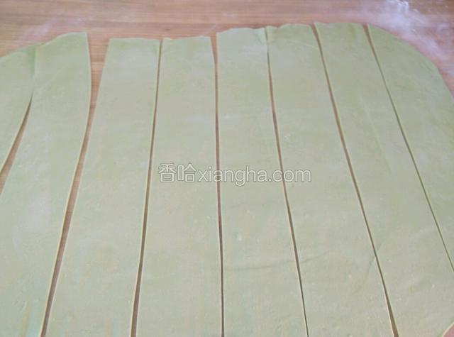 把面赶成长方形大片…切成条