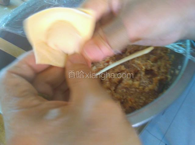 底下两脚对捏即可