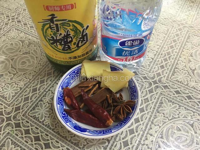 香料，香糟卤和矿泉水；