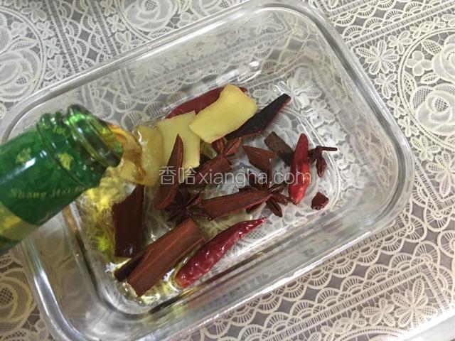 调取容器放入香料，倒入香糟卤；