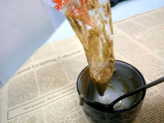 取一勺芝麻酱，倒入少量凉开水，搅拌均匀。倒入裱花袋。