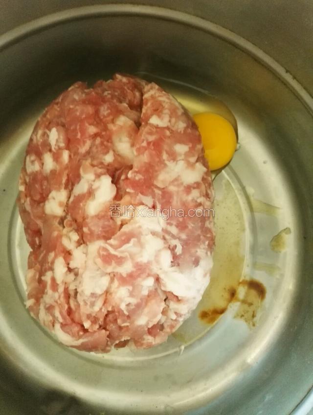 肉馅里加入鸡蛋搅拌上劲