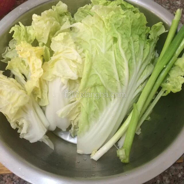 准备好白菜，清洗干净。