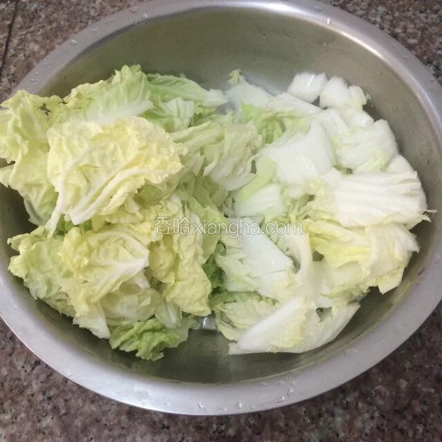 白菜叶用手撕成小块，白菜根用刀切小。