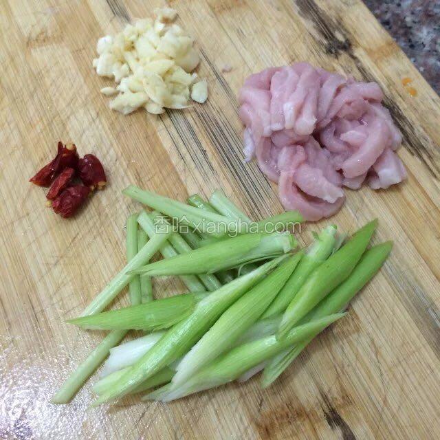 瘦肉切细条，蒜苗芹菜斜切段，蒜切末，辣椒切圈。