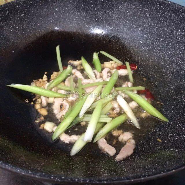 锅热油爆香葱蒜末、辣椒，继续放入瘦肉段，蒜苗芹菜翻炒均匀。