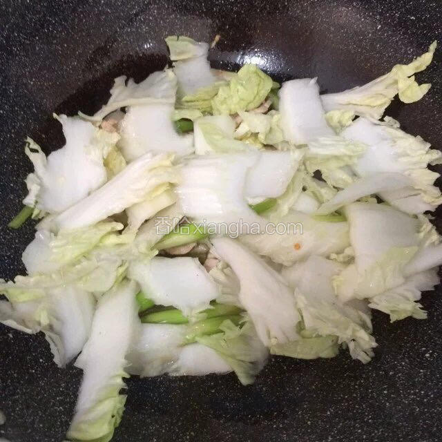 倒入白菜根先炒至断生。