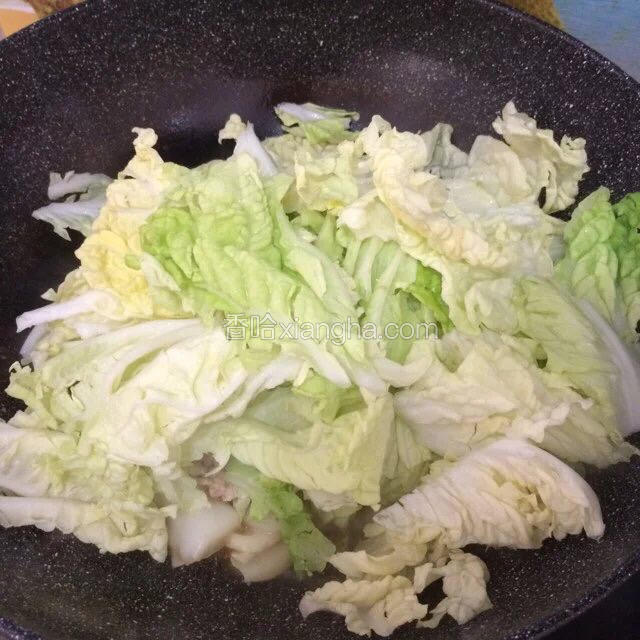 再加白菜叶子继续翻炒。