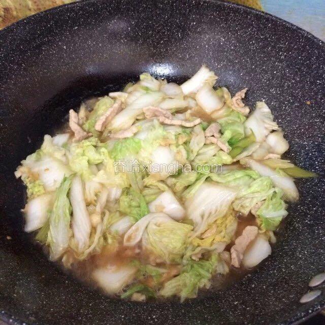 加适量酱油，一点点醋，炒至白菜断生后加一点点盐调味即可出锅。