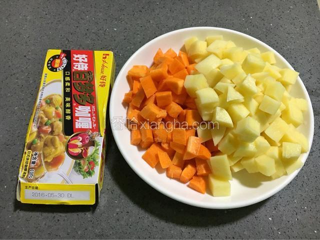 准备好所有蔬菜，胡萝卜土豆去皮切丁，（土豆切丁后用清水冲洗一遍去除表面淀粉，）