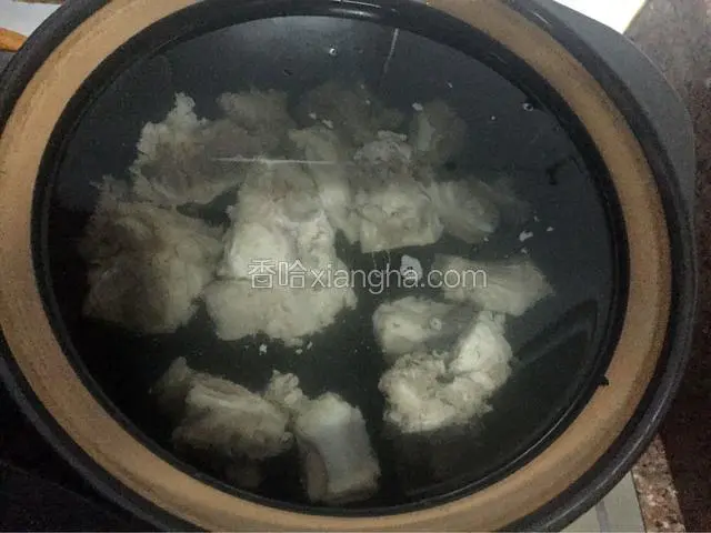 锅中放入排骨，加入适量清水