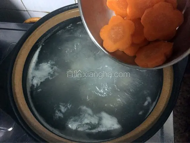 加入胡萝卜煮5分钟