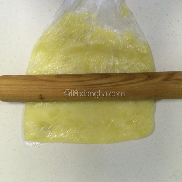 把熟透的土豆片放入保鲜袋中，用擀面杖擀成泥。