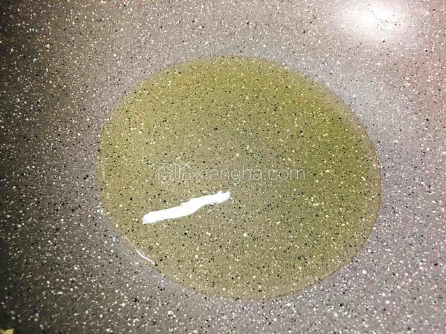 锅烧热后倒入适量油。