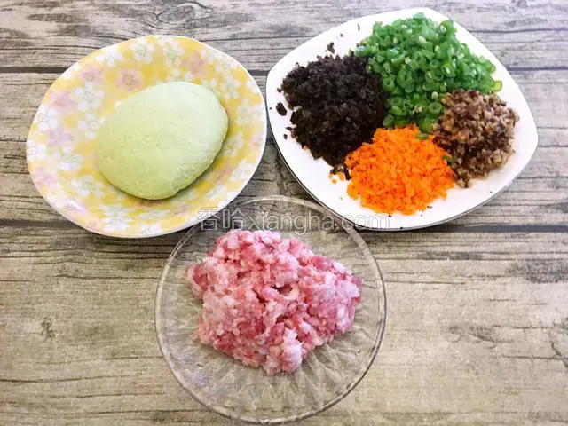 所有食材切碎图，豆角饺子用青瓜汁和面，相对应颜色。