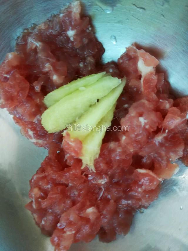将牛肉切碎，放在碗里，切姜片