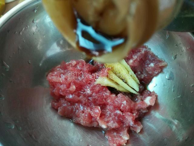 倒入适量生抽