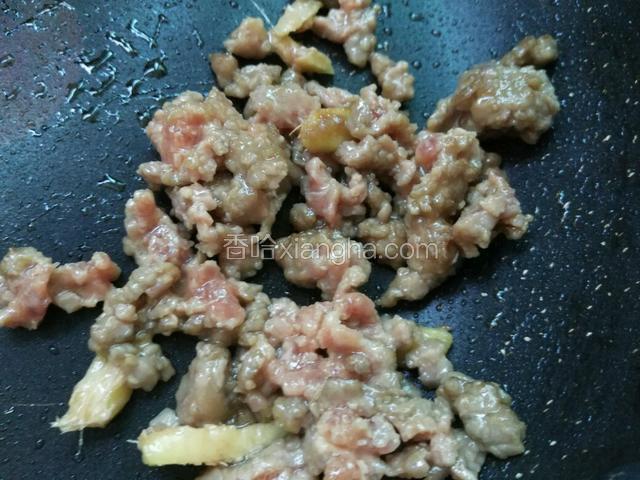 锅里热油，翻炒牛肉