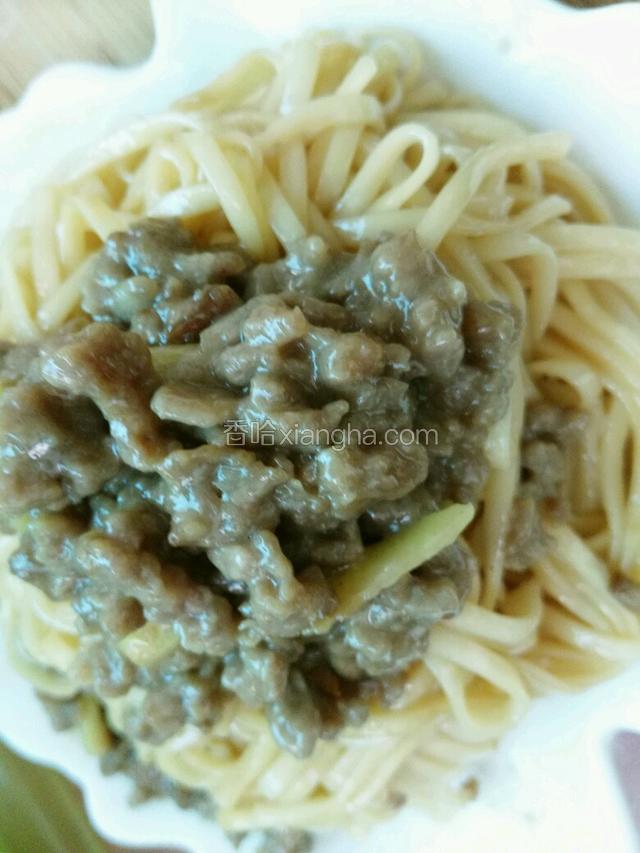 炒好的牛肉摆在面条上面