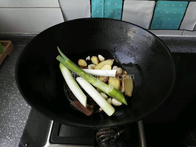 锅中放适量食用油，油热下入所有调味料煸香。