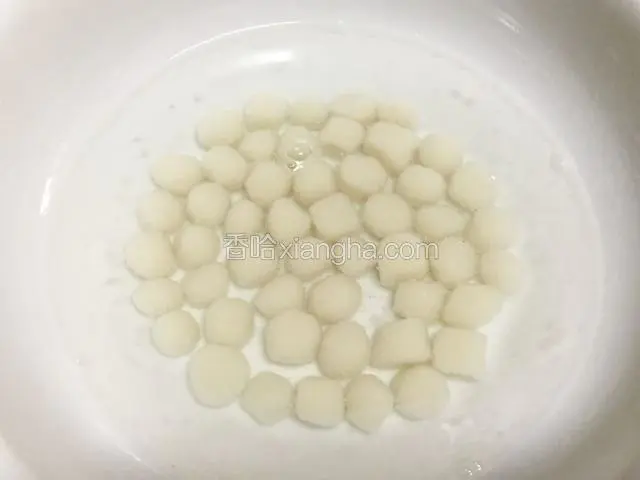 汤圆捞起来过凉白开，备用