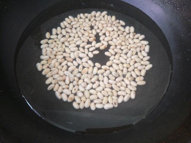 黄豆放入锅中，清水没过黄豆。