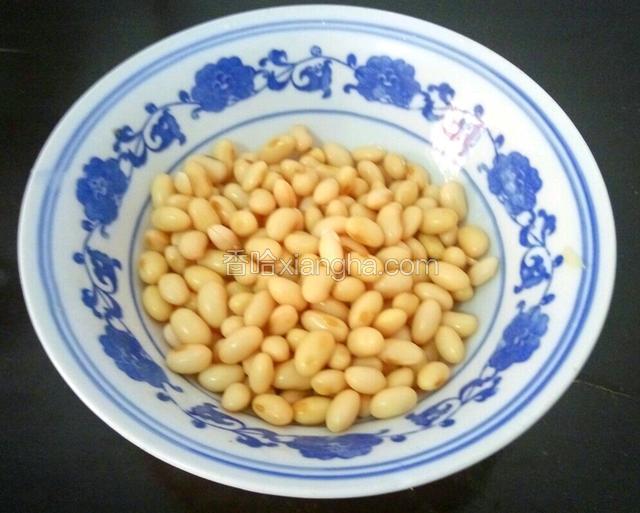 大火煮开，中小火煮熟，大约四十分钟，捞出黄豆沥干。