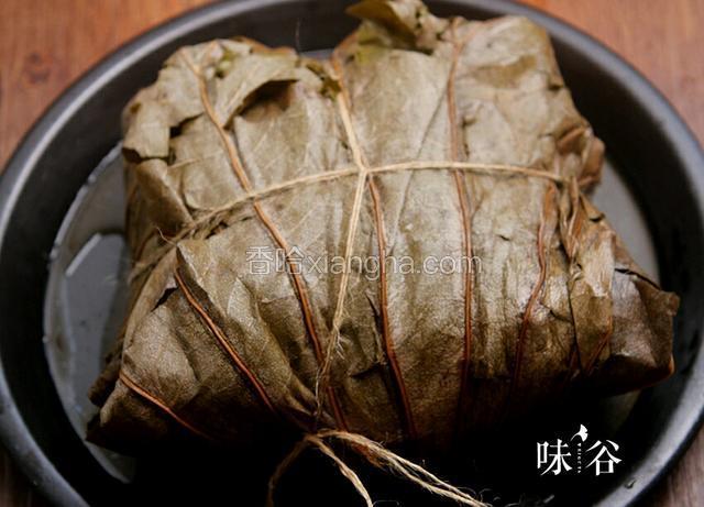 包好鸡肉，用绳子绑好，入锅蒸30分钟即可。