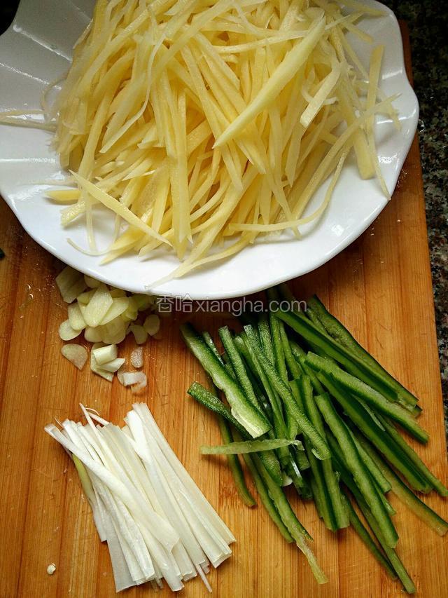 切好的食材（土豆切好要放入水中捞一遍，为了去除淀粉）