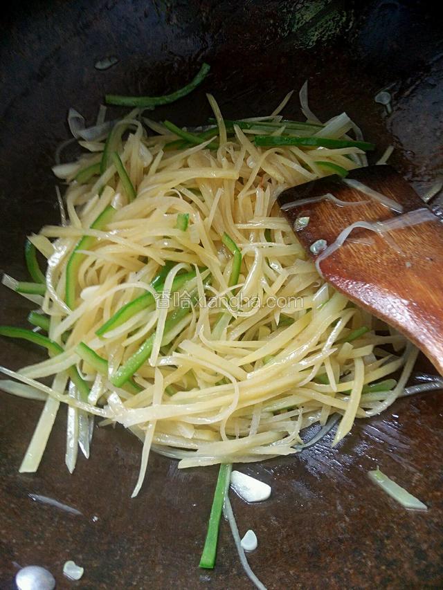 最后加入香醋，盐巴，鸡粉炒匀即可