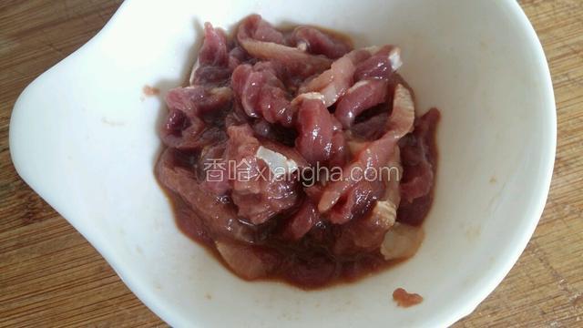 把瘦肉放入少许油盐酱油淀粉抓匀腌制一下