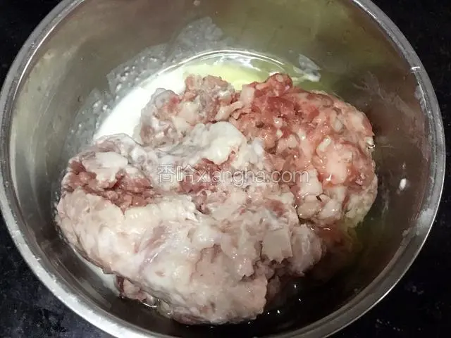 肉末加入鸡蛋清，淀粉（淀粉用少许水化开）